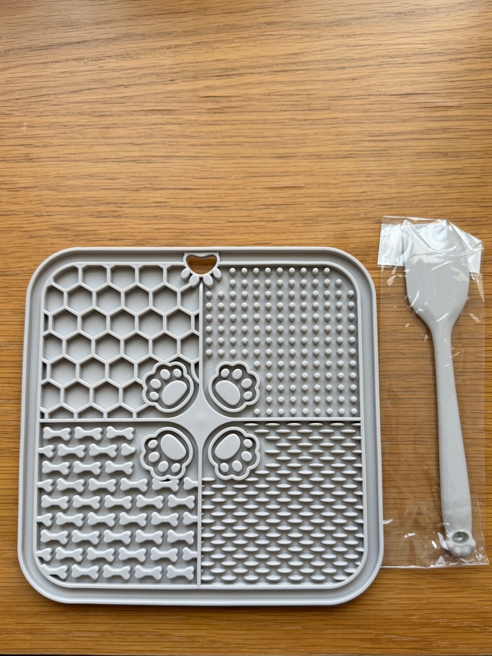 Silicone Gray Pet Treat Training Lick Mat with Spatula for Cat&Dog